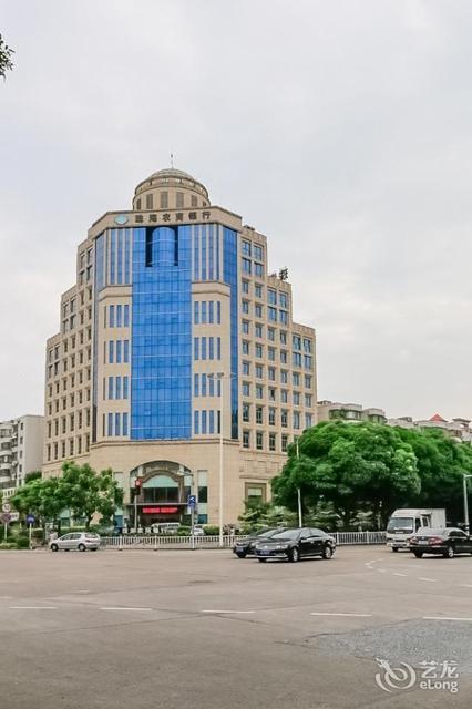 珠海逸米酒店(香洲汽车总站店)位于珠海市香洲区银桦路180-1号(五洲