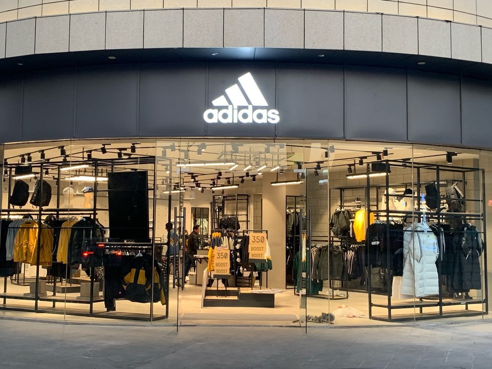 好不好,口碑):杰***:快乐城这边新开了蛮多店铺的 这家adidas应该