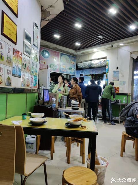 周记鳝鱼面馆位于武汉市武昌区沙湖路