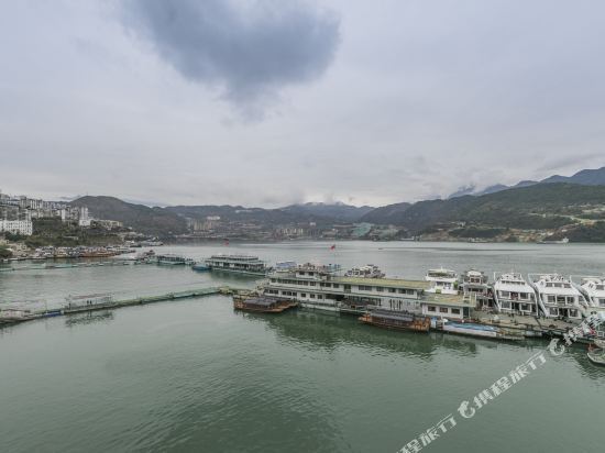 曼斯顿大酒店位于重庆市巫山县滨江路三江六景(小山峡旅游接待中心旁)