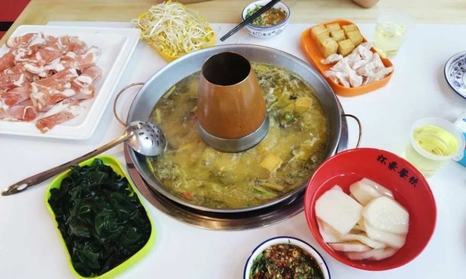 老坛酸菜锅推荐菜:杯豪酸菜铜锅涮羊肉位于安康市汉滨区江北大道5号