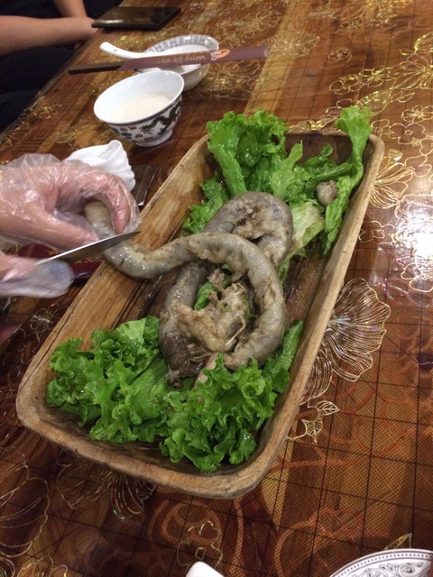 推荐菜:吐蕃仓美食文化城位于甘南藏族自治州合作市碌曲东路文化家园