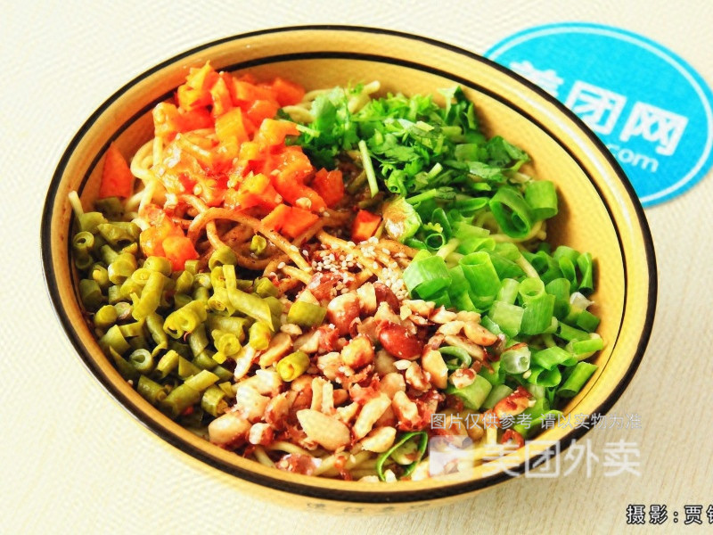 推荐菜:玲子面馆位于黄石市阳新县阳东坡路与桃花泉街交叉口南50米