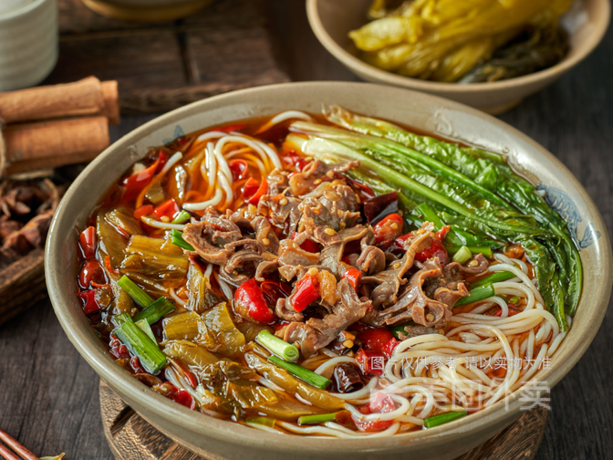 酸菜泡椒辣子鸡米线图片