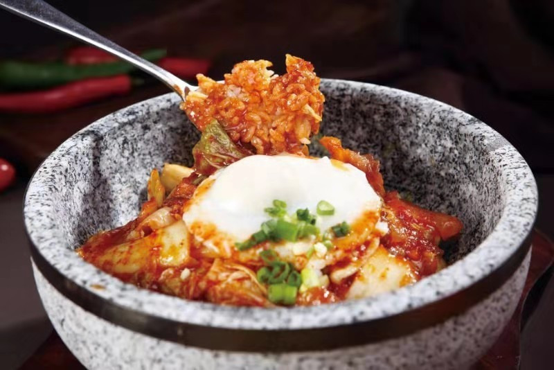 泡菜五花肉石锅拌饭图片