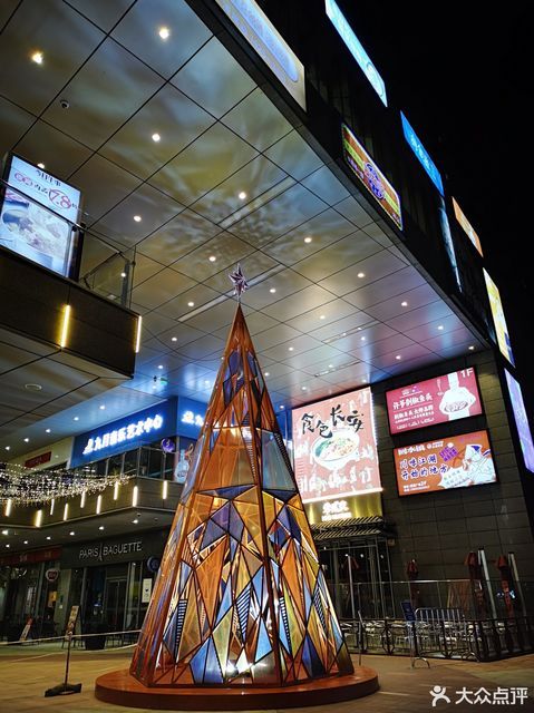 富荟广场位于上海市浦东新区樱花路花木绿城.