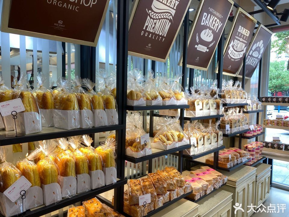 红房子(体彩店)位于信阳市浉河区北京路金杯花园推荐菜:水果森林蛋糕