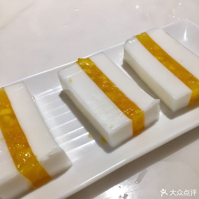 凤凰酱蒸凤爪利华楼虾饺皇推荐菜:利华楼位于广州市白云区夏花三路江