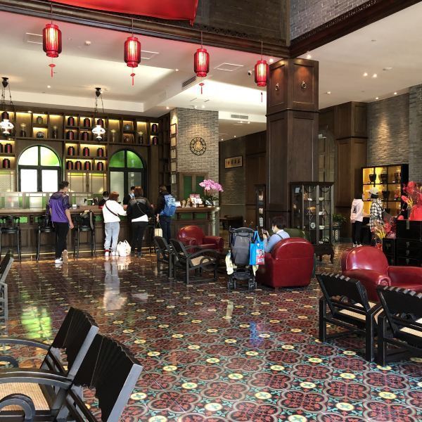 游艇会位于南沙港客运站附近,隔旁边是石奥缤纷汇,有很多咖啡馆和餐厅