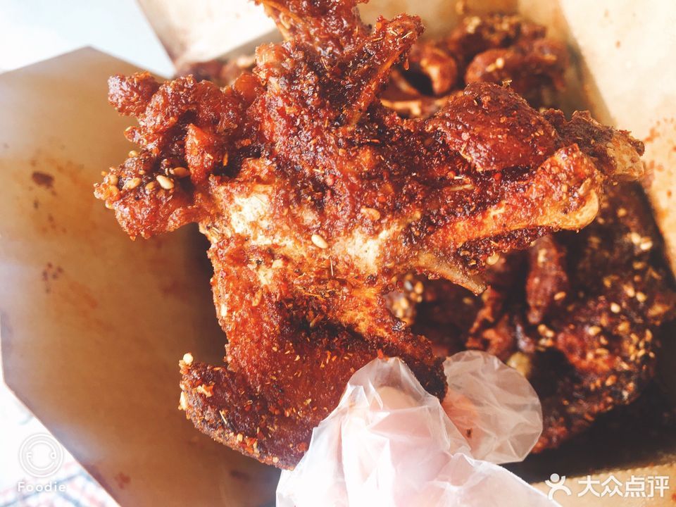 推荐菜:好味道香辣鸡架位于青岛市李沧区夏庄路196号优同便利店旁巷内