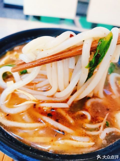 餐饮快餐推荐菜:过桥米线干豆腐丝亲亲肠分类:餐馆;餐饮;快餐电话