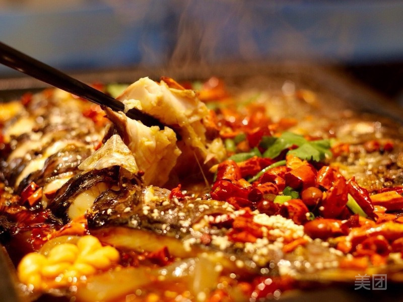 烤海鲈鱼海鲜铁锅饭图片