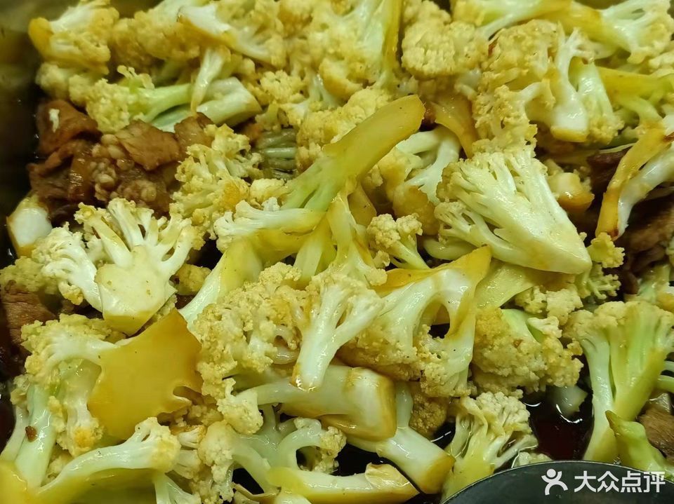 荣食方位于聊城市东昌府区柳园南路65号推荐菜:饼卷驴肉荣食方烧茄子