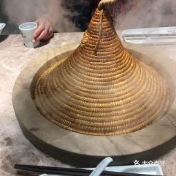 鱼48鱻云南草帽蒸汽石锅鱼