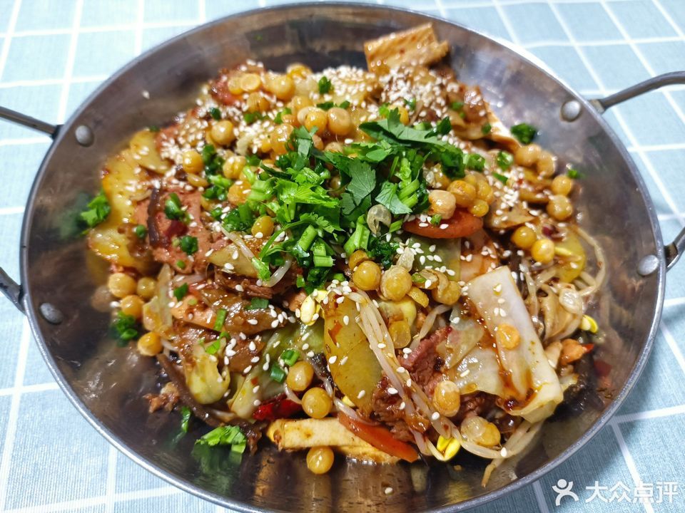 牛肉肥肠混合干锅图片