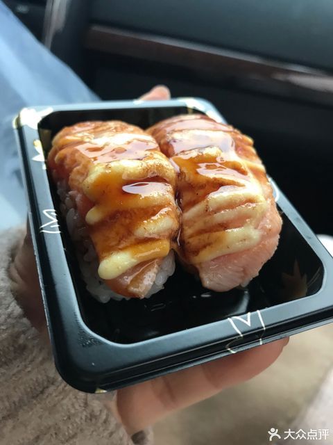 火炙鲷鱼手握图片