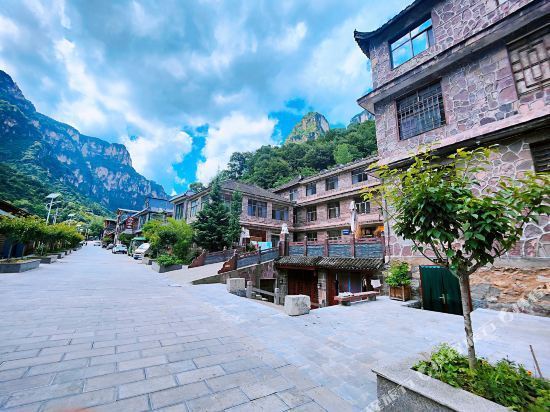 酒店位于新乡市辉县市万仙山景区郭亮村内推荐菜:分类:星级酒店;住宿