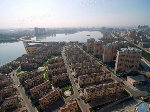                          沿湖城