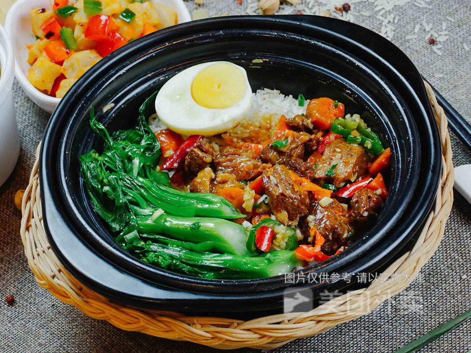 香卤牛肉煲仔饭图片
