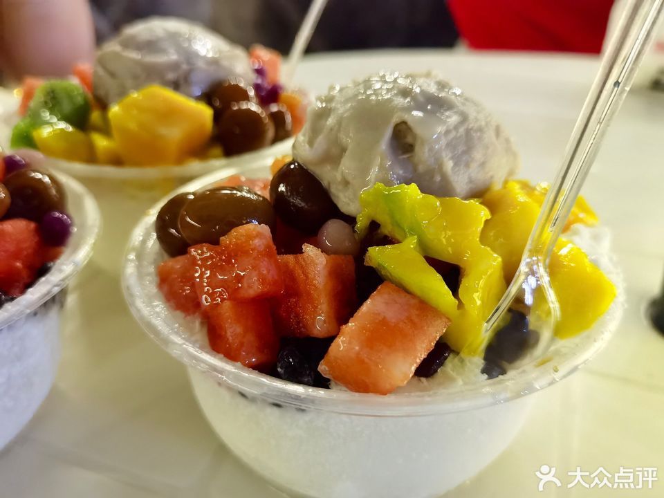 芋泥水果牛奶冰图片