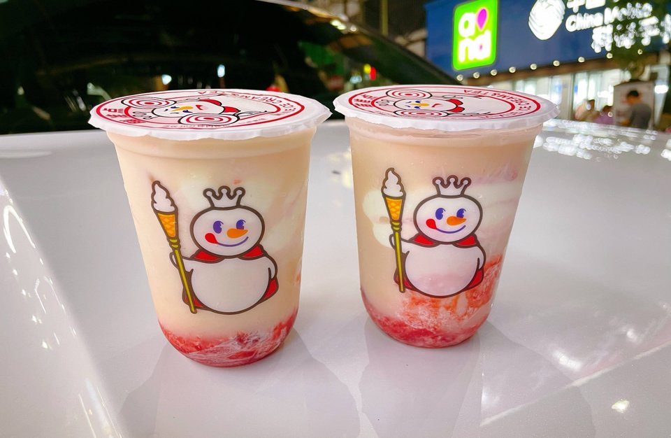 草莓摇摇奶昔图片