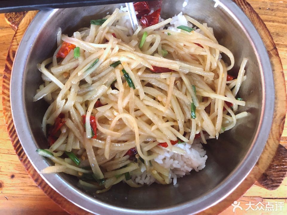 酸辣土豆丝木桶饭图片