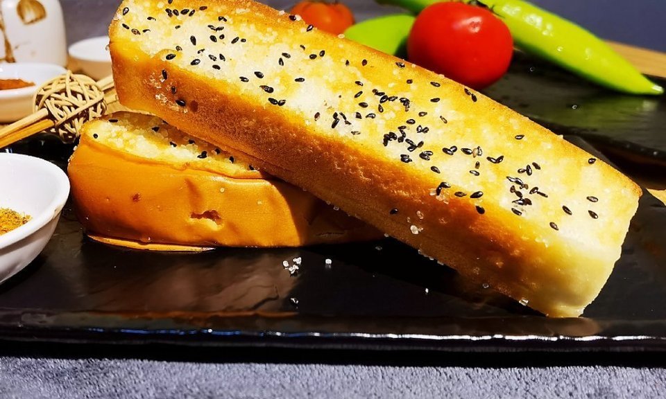 烤黑芝麻金条面包图片