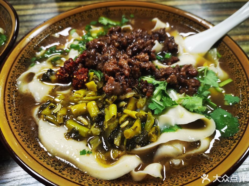 酸菜肉酱刀削面图片