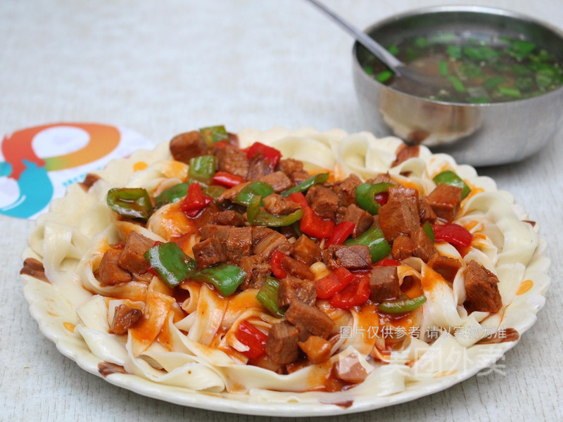 红烧牛肉盖浇面图片