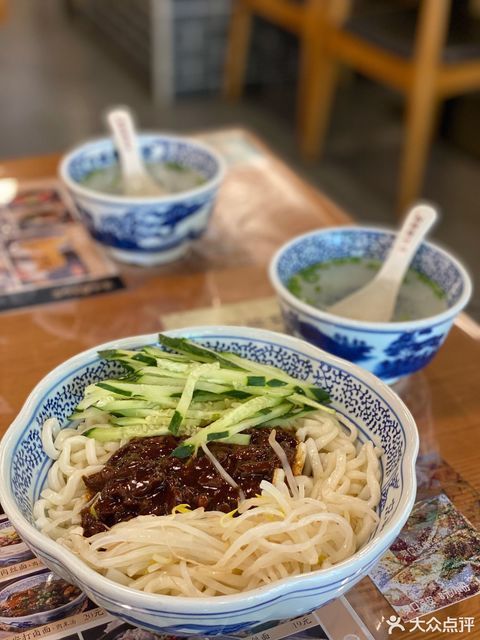 京酱肉丝面图片