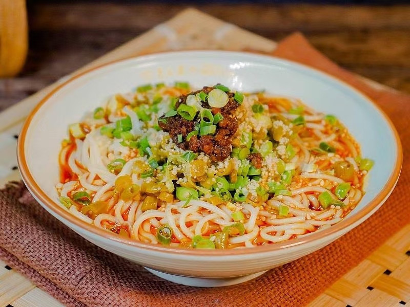 四川小吃集位于鹰潭市余江区金怡华府夜宵摆摊街