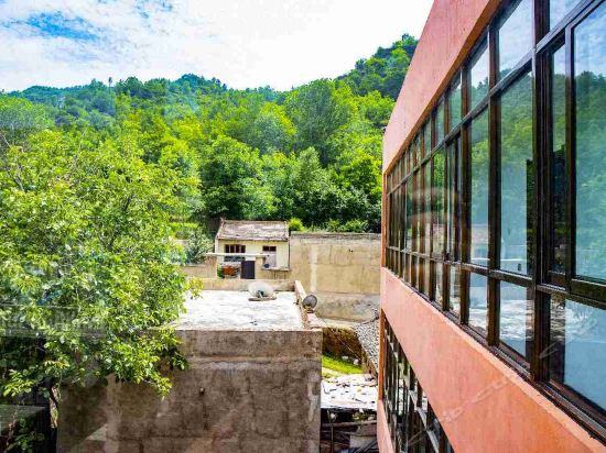 官鹅沟馨悦客栈位于陇南市宕昌县官鹅村旅游售票点旁标签:住宿宾馆