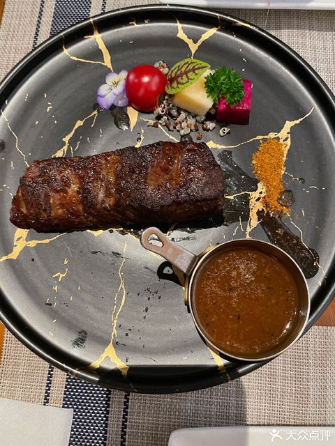 果木烟熏干式熟成肩胛牛排图片