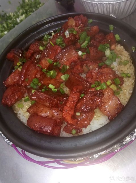 红烧肉煲仔饭图片