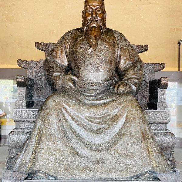 江水浪花:明长陵为明十三陵之首,是明成祖朱棣和皇后徐氏的合葬墓