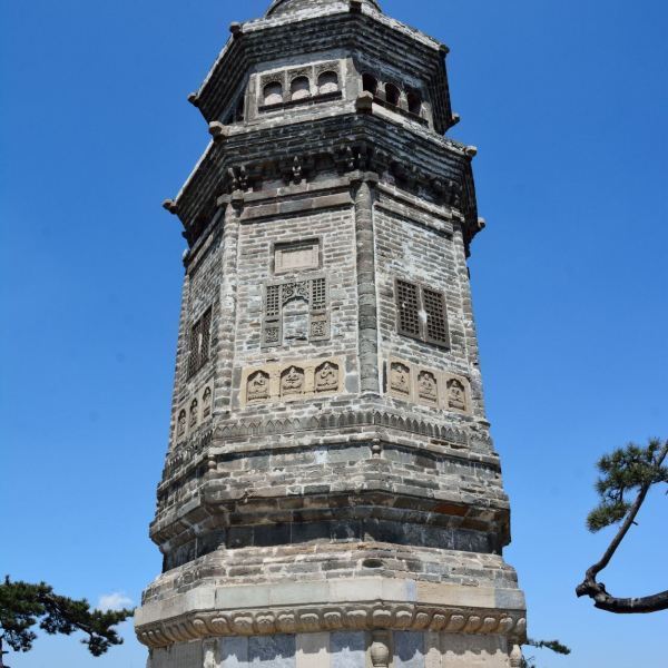 塔是天津蓟州区盘山风景区内的一个非常重要的标志性景观,就在挂月峰
