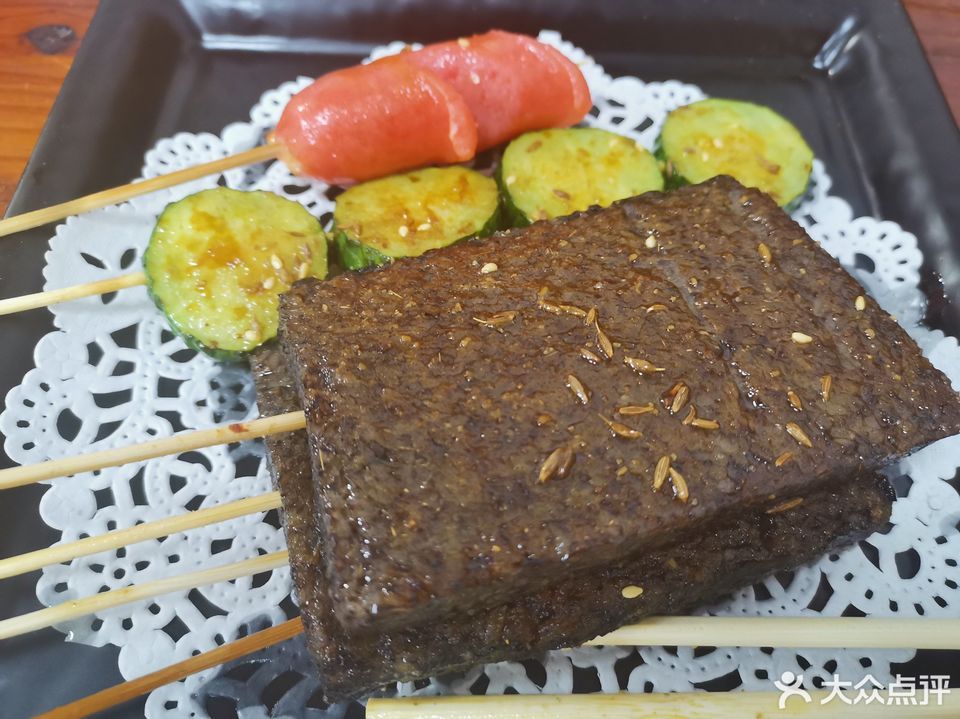 20米)推荐菜:食来运转石锅鱼五花肉串羊肉串分类:餐馆;中餐;餐饮;烧烤
