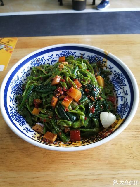 干拌臊子菠菜面图片