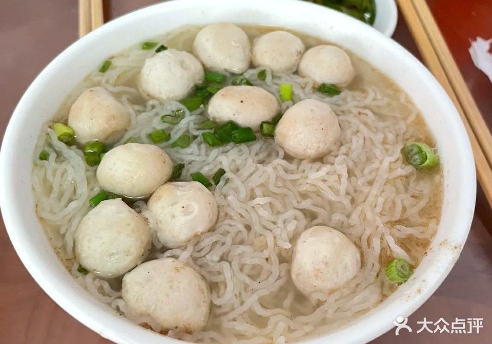 大碗猪肉丸汤米线图片