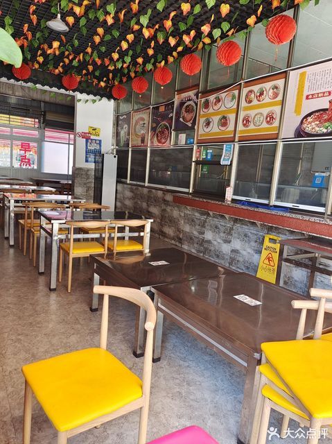 树叶小吃(总店)位于玉溪市红塔区凤凰路与紫艺路交汇处附近东南推荐菜