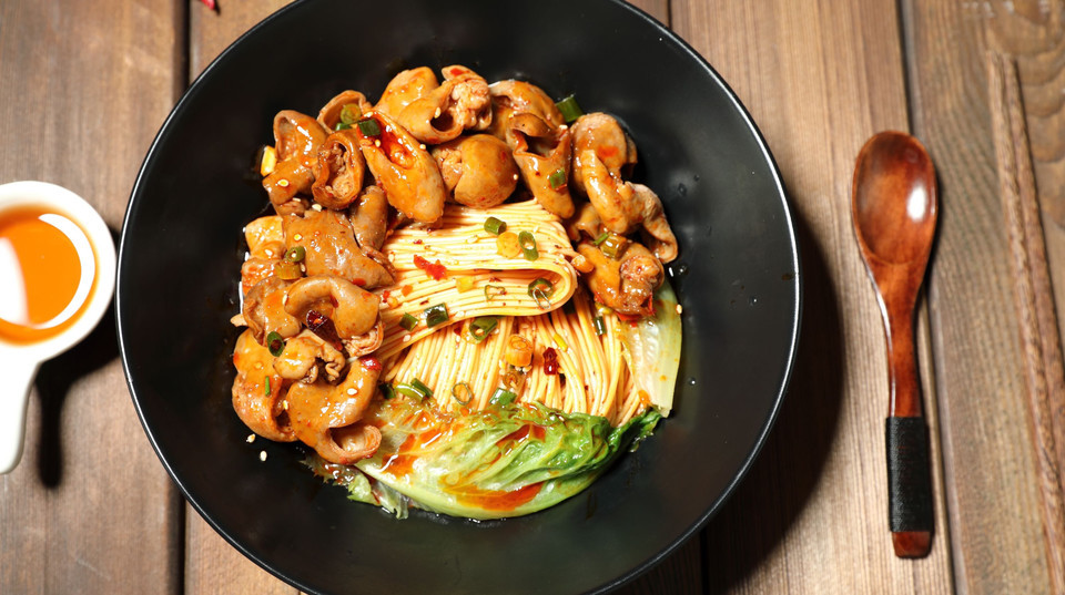 秘制肥肠拌面图片