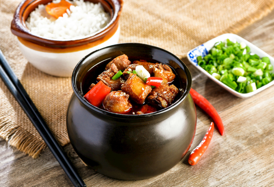 百煨鲜瓦罐煨汤店位于酒泉市敦煌市莫高路天河湾c段5号商铺推荐菜