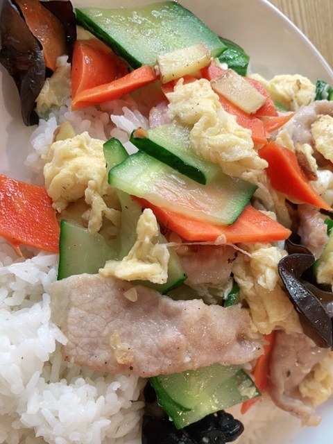 木须肉盖饭图片