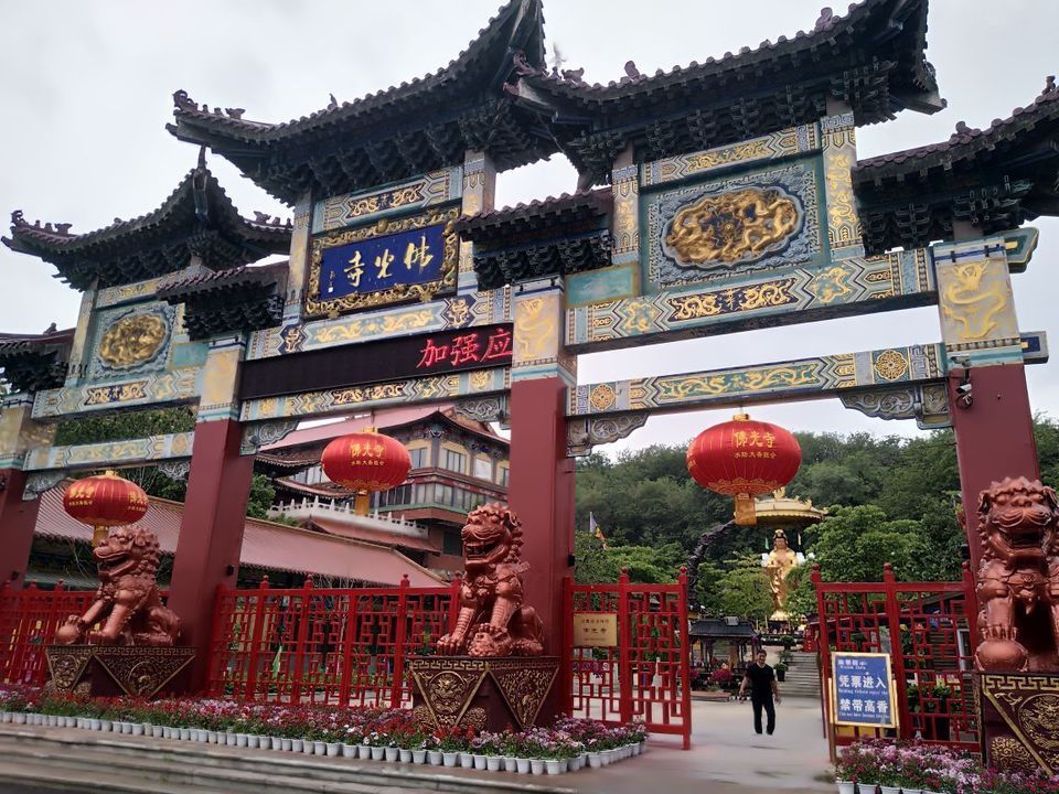 玉佛山风景区佛光寺槐香路