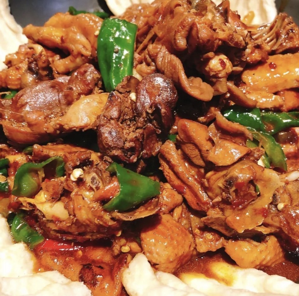 糖醋排骨烤鱼推荐菜:聚贤阁位于菏泽市成武县振兴街一家亲妈妈菜南60