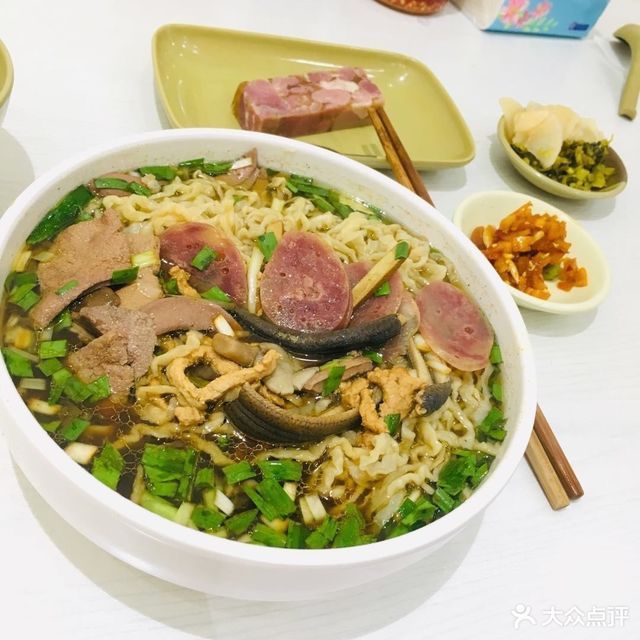 腰花肉丝面镇江肴肉面推荐菜:邵顺兴锅盖面(八佰伴店)位于镇江市京口