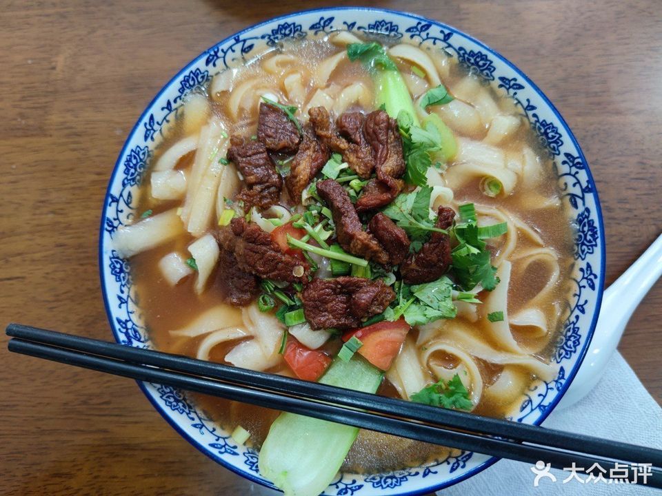 干切牛肉刀削面图片