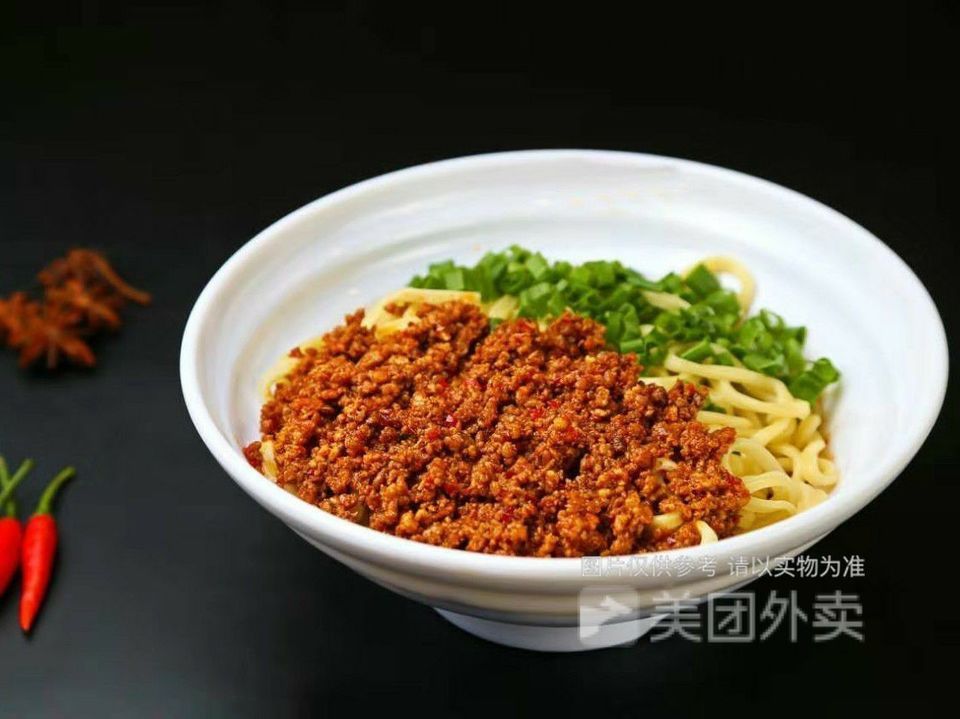 素椒杂酱面图片