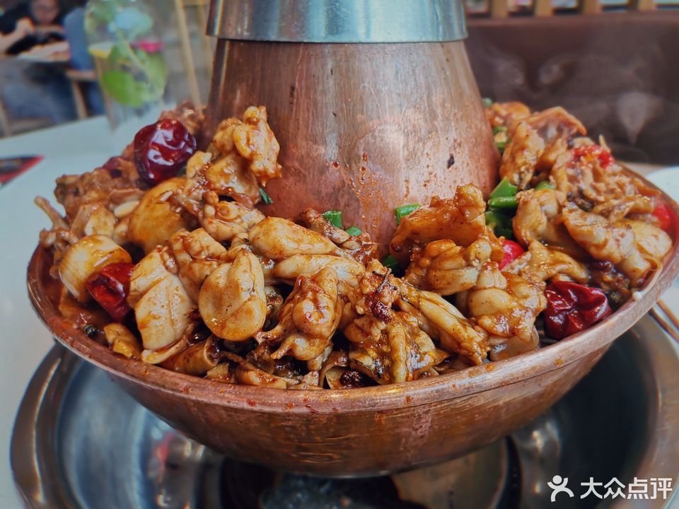 老佛爷炭火蛙锅位于广州市天河区迎龙路5号迎龙优创汇301室(龙洞美食