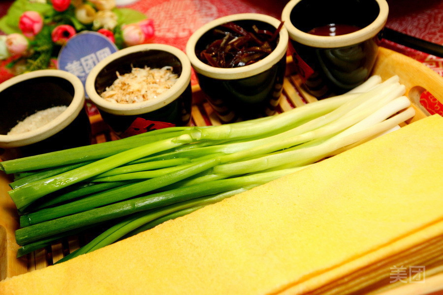 现摊煎饼卷大葱图片